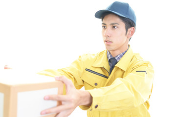 荷物を運ぶ男性