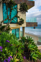 Naklejka premium Modern oceanfront home in Laguna Beach, California.