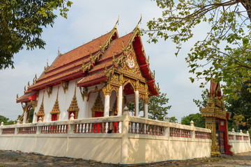 Naklejka premium Temple with tree under sun light at Wat Charoenbun