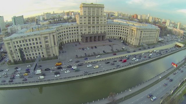 Traffic on quay near edifice of MGTU named by Bauman