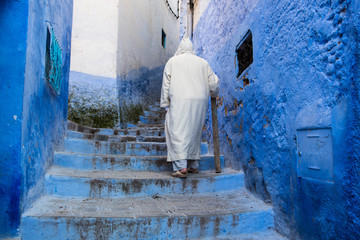 Mann in den Straßen von Chefchaouen