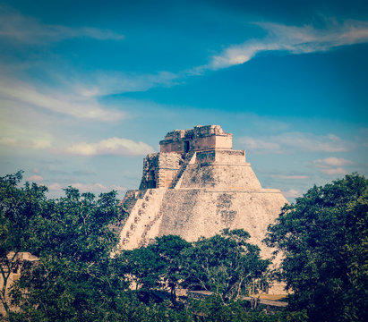 Mayan pyramid Pyramid of the Magician, Adivino