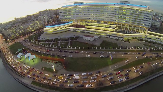 Traffic congestion on quay near edifice of MGTU named by Bauman