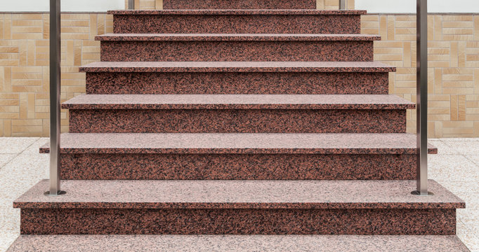 Au&szlig;entreppe aus rosa Granit frontal