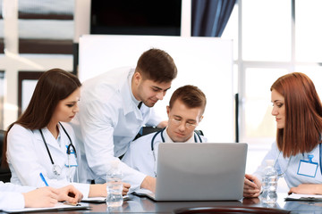 Obraz premium Medical workers working in conference room
