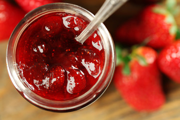 Jar of strawberry jam with berries on table close up - obrazy, fototapety, plakaty