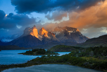 Lago Pehoe, National Park Torres del Paine in southern Chile. - obrazy, fototapety, plakaty