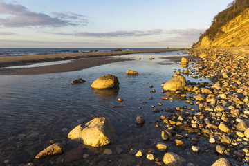 Kamienista plaża pod klifem w Wolińskim Parku Narodowym