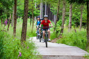 Obraz premium Healthy lifestyle - family biking
