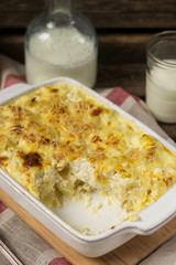 Macaroni and cheese gratin with feta