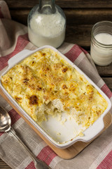 Macaroni and cheese gratin with feta
