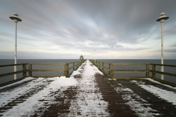 Molo na bałtyckim wybrzeżu zimą