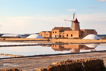 Windmill at sunset in the saltern of Marsala, Sicily - obrazy, fototapety, plakaty