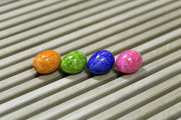 Bunte Eier auf Holzhintergrund