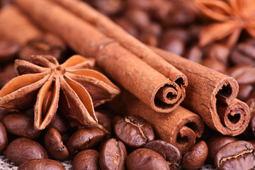 Obraz na płótnie Canvas Brown coffee, cinnamon and star anise on the table
