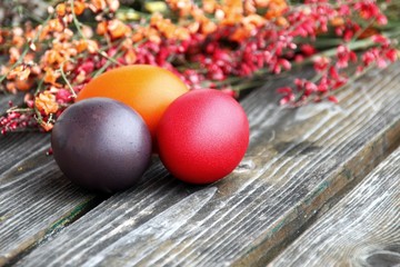 ostereier auf holz