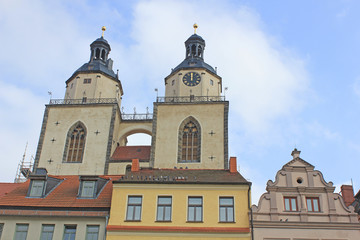 Fototapeta na wymiar Lutherstadt Wittenberg: Turmpaar der Stadtkirche (16. Jh.)