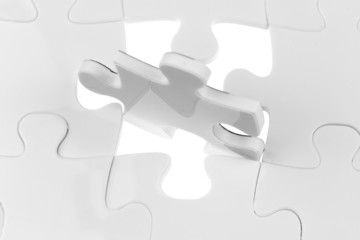 puzzle blanc, pièce relevée