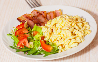 scrambled eggs with bacon and salad