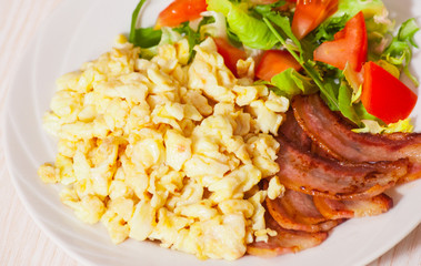 scrambled eggs with bacon and salad