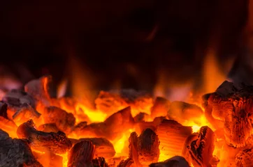 Crédence de cuisine en verre imprimé Flamme Des charbons ardents dans le feu