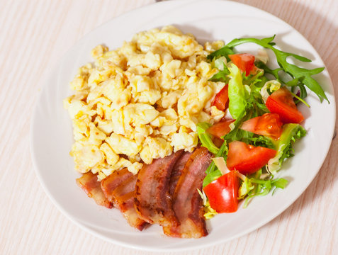 scrambled eggs with bacon and salad