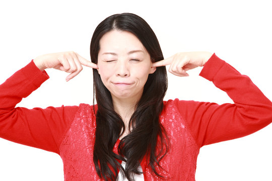 騒音に耐えかねている女性