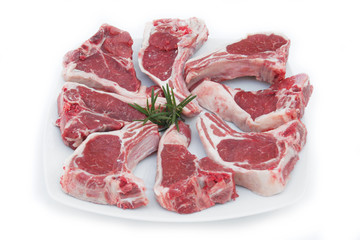 braciole di agnello su piatto_ sfondo bianco