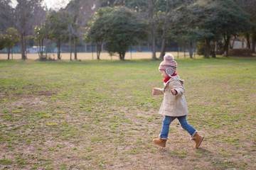 公園を走る少女