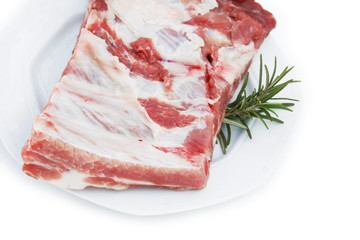 costine di maiale con rosmarino_sfondo bianco