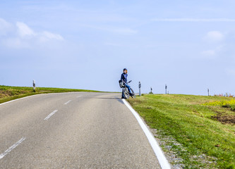 Obraz premium young boy with bike in rural area
