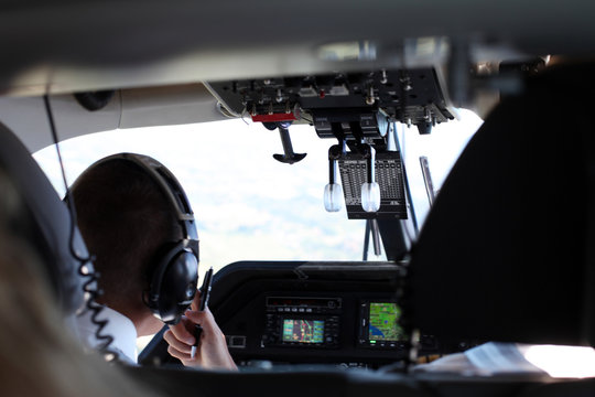 Pilot im Cockpit