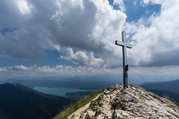 Gipfelkreuz vor bew&ouml;lktem Himmel