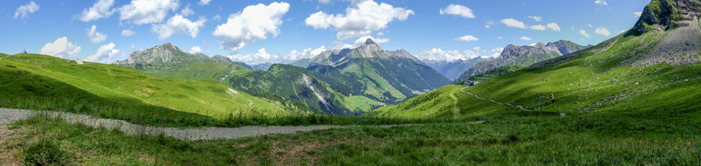 Fototapeta na wymiar Wunderschöner Wanderweg in den Alpen im Sommer - Blick auf die Berge / Österreich