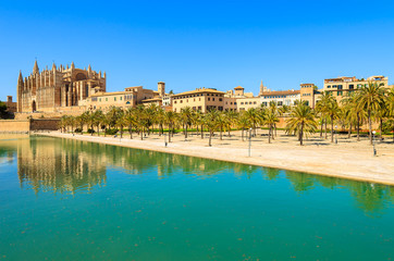 Fototapeta na wymiar Beautiful cathedral La Seu in Palma de Mallorca town, Spain