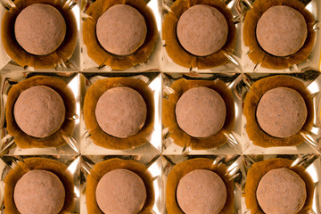 leckere Pralinen in einer Schachtel