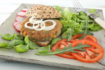 sandwich vegetariano con insalata