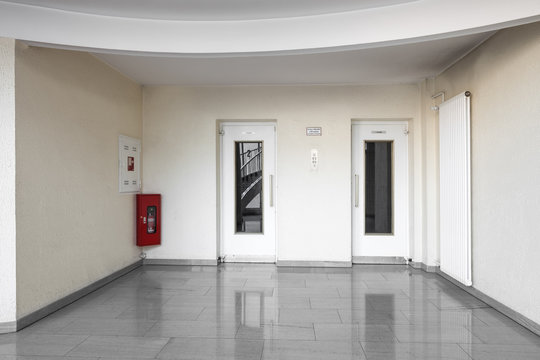 Aufzug Türen  im Gebäude 
