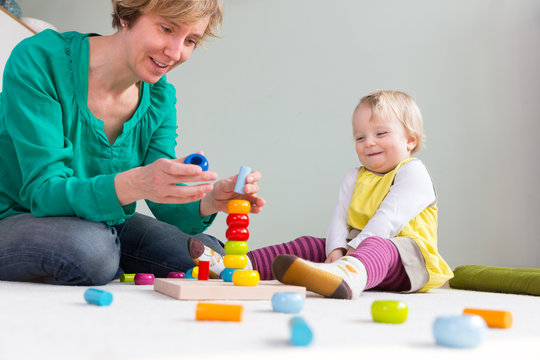 Mutter und Kind spielen