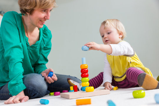 Mutter und Kind spielen