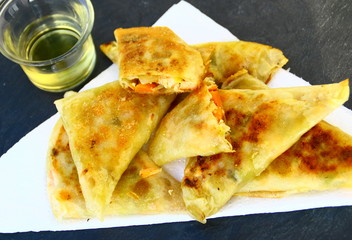 samossas au poisson et légumes,sauce