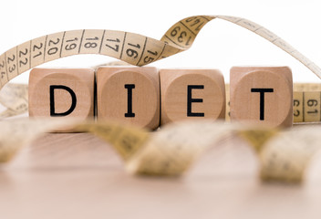 Ma&szlig;band und Holzw&uuml;rfel mit dem Wort Diet