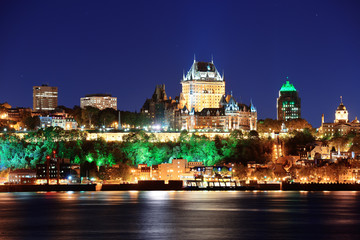 Fototapeta na wymiar Quebec City at night