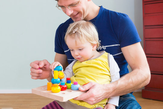Vater und Tochter spielen