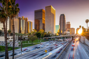 Naklejka premium Los Angeles panoramę centrum miasta zachód słońca budynki autostrady