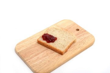 Toastbrot mit Marmelade auf Holzbrettchen