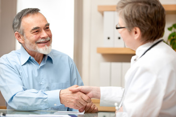 Fototapeta premium Doctor shaking hands to patient