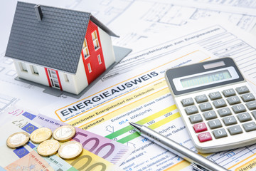 Energieausweis und Modell des Hauses