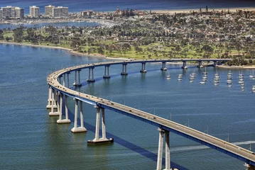 Foto op Plexiglas San Diego& 39 s Coronado Bay Bridge - luchtfoto © justasc