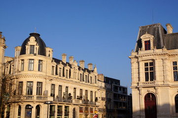 Fototapeta na wymiar Immeuble de type renaissance sur la place d'armes de Poitiers